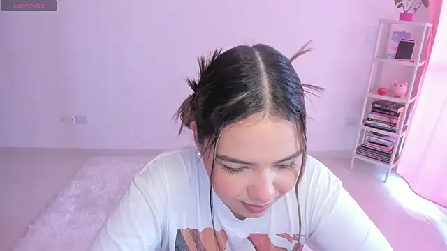 Alana Banana  online show from November 21, 2025, 1:43 pm