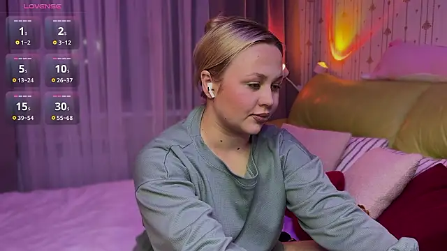 Snapshot of Estella_Elwood chatting on February 19, 2026, 4:59 pm Estella Elwood online show from February 19, 2026, 4:59 pm