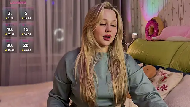 Snapshot of Estella_Elwood chatting on January 12, 2026, 3:08 pm Estella Elwood online show from January 12, 2026, 3:08 pm