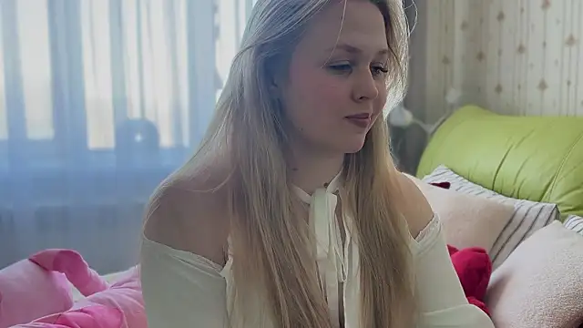 Snapshot of Estella_Elwood chatting on February 3, 2026, 6:40 am Estella Elwood online show from February 3, 2026, 6:40 am