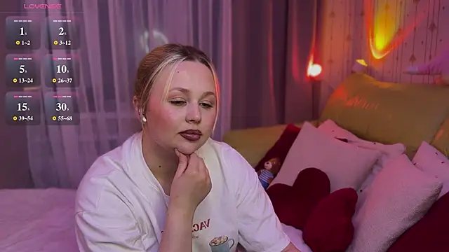 Snapshot of Estella_Elwood chatting on February 26, 2026, 5:46 pm Estella Elwood online show from February 26, 2026, 5:46 pm