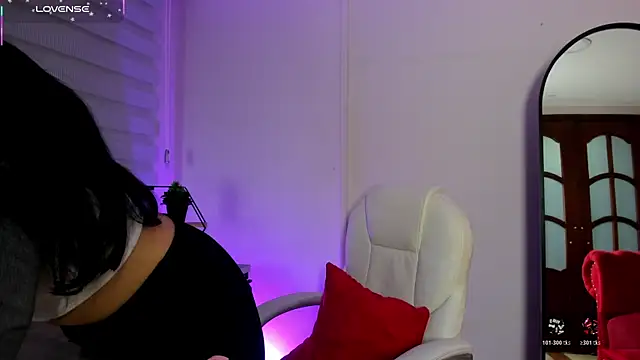 Emma  clark  online show from November 29, 2025, 12:16 pm