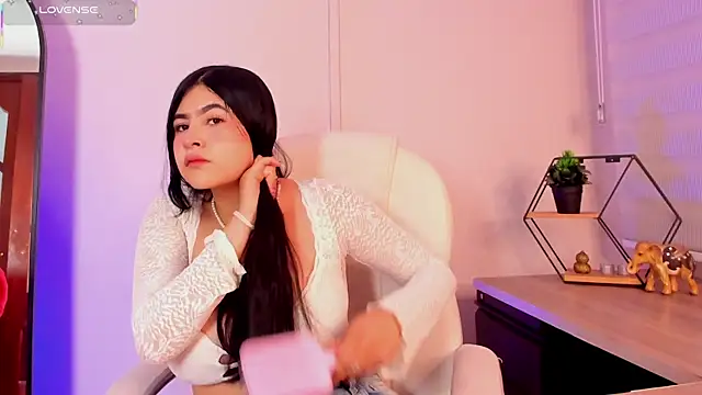 Emma  clark  online show from November 18, 2025, 12:19 pm