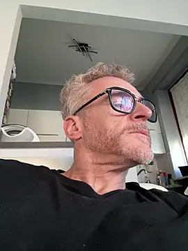 Axl hot online show from April 5, 2026, 10:33 am