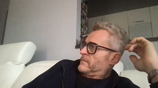 Axl hot online show from January 10, 2026, 2:12 pm