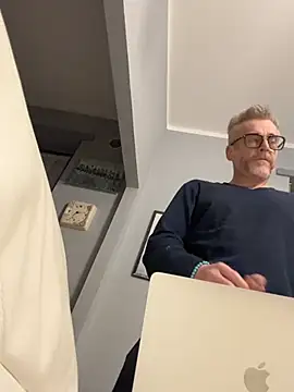 Axl hot online show from March 29, 2026, 1:40 am