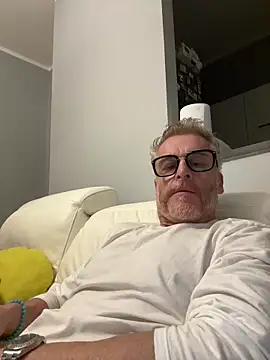 Axl hot online show from April 15, 2026, 11:05 pm