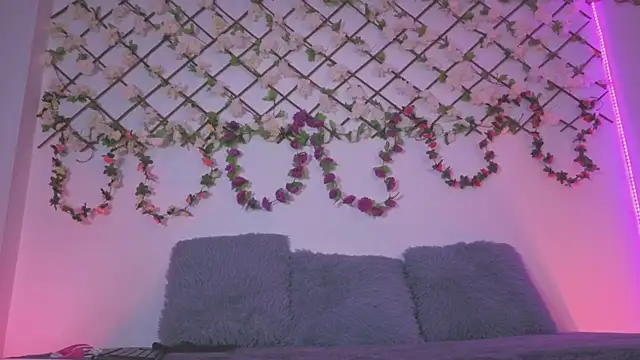 Lolarosesxs online show from November 5, 2025, 5:49 pm