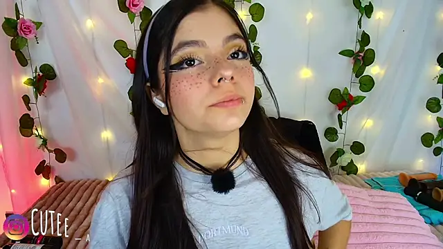 cutee andrea online show from October 31, 2025, 2:41 am