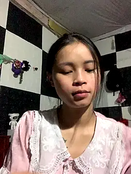 Em-Tho07 online show from September 17, 2025, 6:26 am