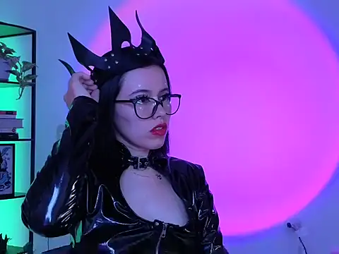 girldom online show from March 18, 2026, 4:30 pm