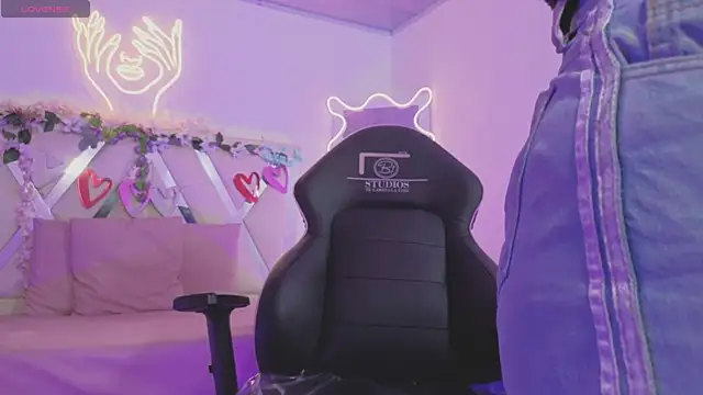 ZURY TAY online show from November 29, 2025, 11:43 am