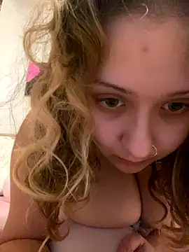 Snapshot of Destinyym chatting on October 18, 2025, 2:35 am Destinyym online show from October 18, 2025, 2:35 am