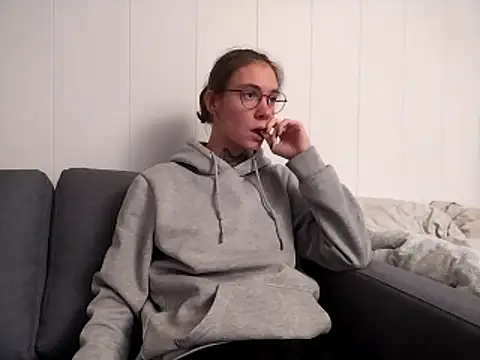 Snapshot of HoneySquirrel chatting on October 28, 2025, 4:06 pm HoneySquirrel online show from October 28, 2025, 4:06 pm