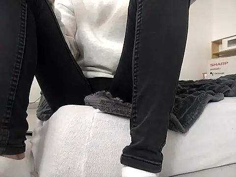 Snapshot of HoneySquirrel chatting on September 9, 2025, 3:54 pm HoneySquirrel online show from September 9, 2025, 3:54 pm