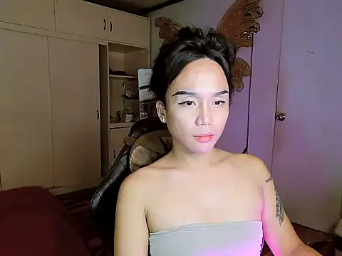 YourNikkieXxx online show from October 28, 2025, 5:12 pm