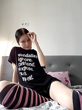 DragonFoxie online show from October 19, 2025, 10:51 am