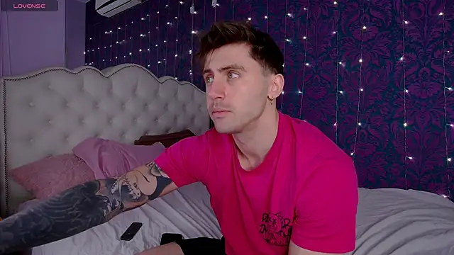 Oscar Miller  online show from November 21, 2025, 9:03 pm