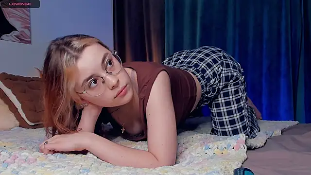 VedaSchulz online show from November 13, 2025, 6:23 pm