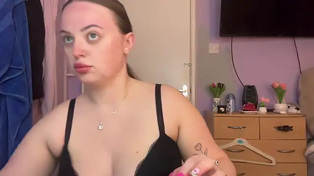 SexySashaxox online show from April 6, 2026, 7:48 pm