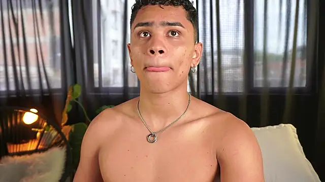 Snapshot of ErosWild_ chatting on February 3, 2026, 7:52 pm ErosWild online show from February 3, 2026, 7:52 pm