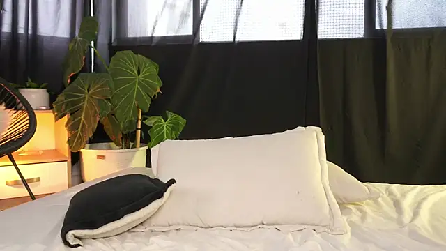 Snapshot of ErosWild_ chatting on February 7, 2026, 6:05 pm ErosWild online show from February 7, 2026, 6:05 pm