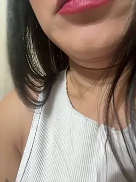 Snapshot of ReinaChloe chatting on May 27, 2026, 4:09 am ReinaChloe online show from May 27, 2026, 4:09 am