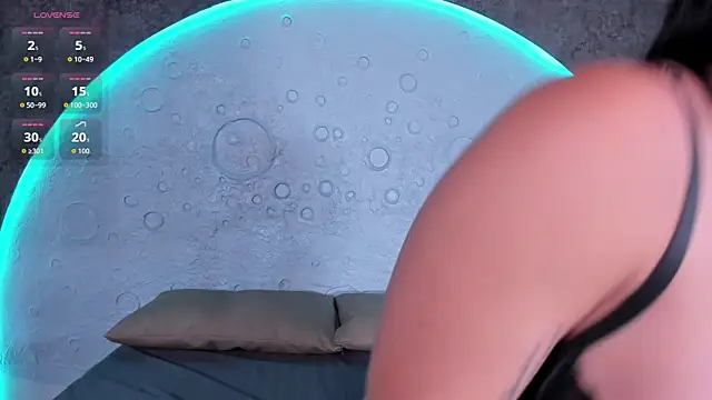 ReinaChloe online show from October 16, 2025, 4:37 pm