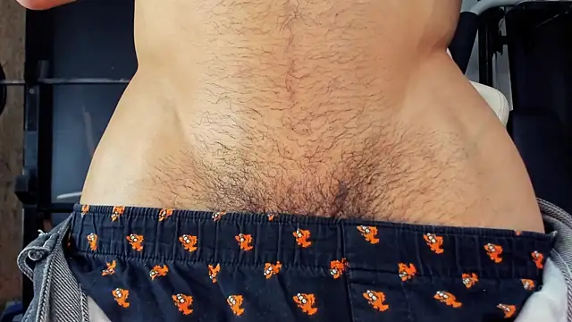 AlessandroKiing online show from May 19, 2026, 1:56 am