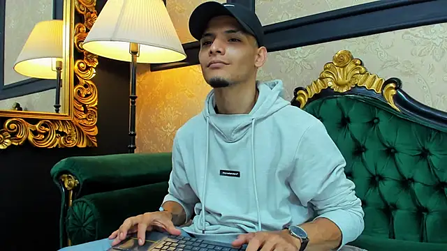 AlessandroKiing online show from May 25, 2026, 9:35 pm