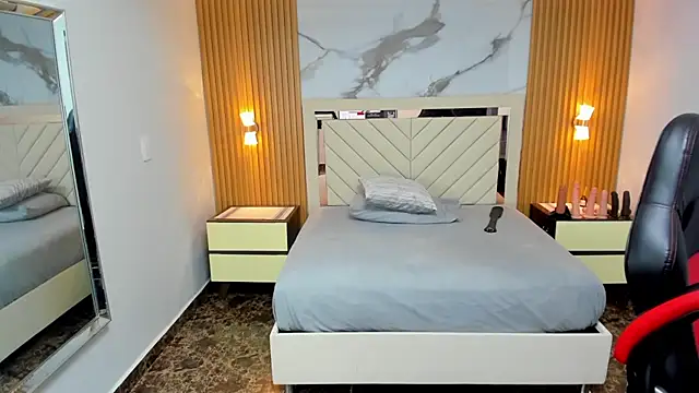 KAROLLJONES1 online show from April 6, 2026, 7:37 pm