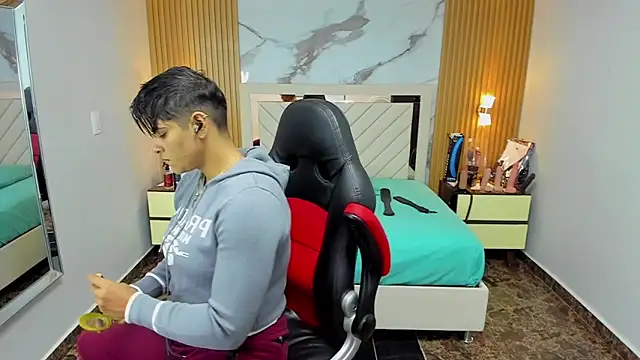 KAROLLJONES1 online show from October 14, 2025, 2:34 am