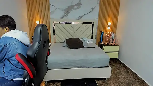 KAROLLJONES1 online show from November 13, 2025, 7:29 pm