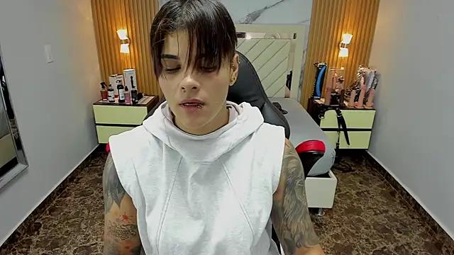 KAROLLJONES1 online show from November 5, 2025, 7:28 pm