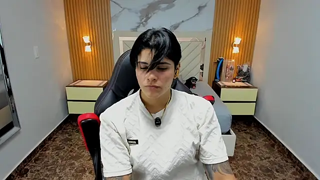 KAROLLJONES1 online show from January 5, 2026, 7:28 pm