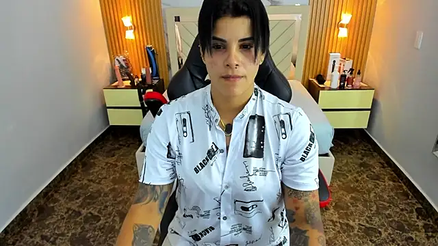 KAROLLJONES1 online show from January 14, 2026, 8:01 pm