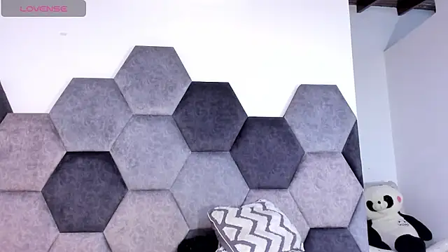 BellaNixs online show from April 1, 2026, 1:41 pm