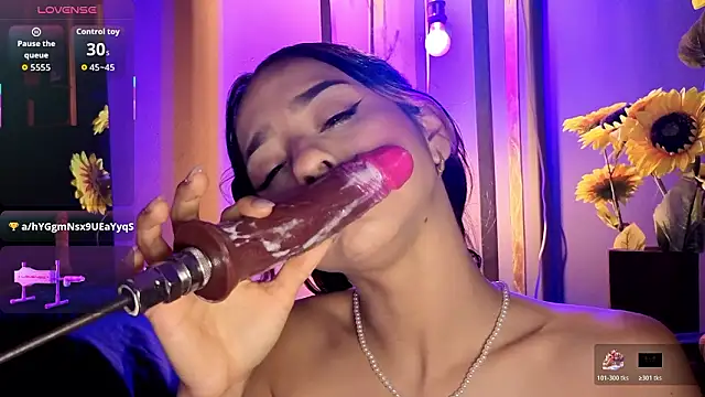 RACHELRUIZ online show from February 8, 2026, 4:37 pm