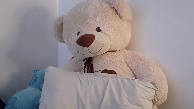 lunnaa  online show from November 18, 2025, 3:43 am