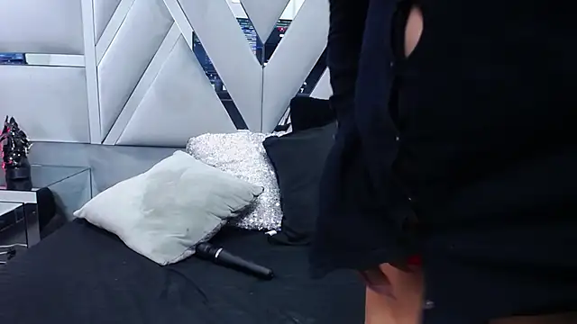 MonzerratBoyer online show from November 30, 2025, 9:10 am