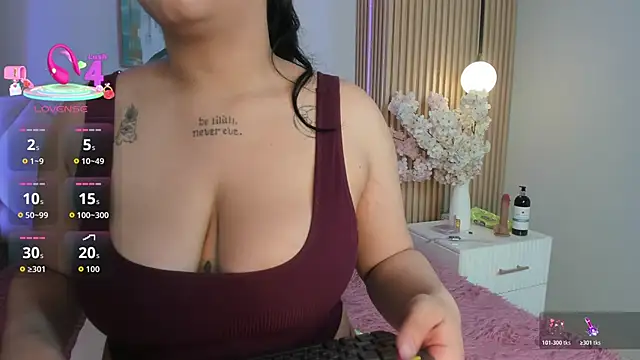 Snapshot of veronica_hill_ chatting on February 20, 2026, 3:03 am veronica hill online show from February 20, 2026, 3:03 am