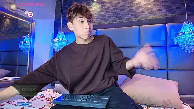 Twinkie Hung online show from September 18, 2025, 9:29 pm