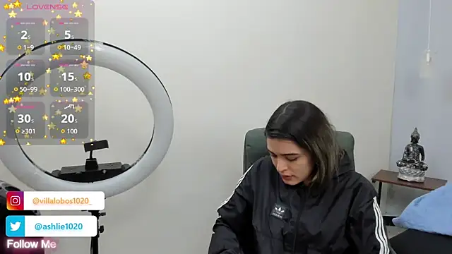 MiaVillalobos online show from October 28, 2025, 11:42 am