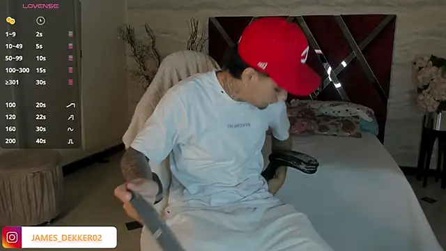 JamesDeker online show from October 1, 2025, 7:40 pm