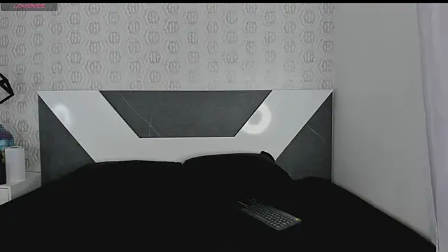 Mia-Medina online show from November 12, 2025, 8:01 pm