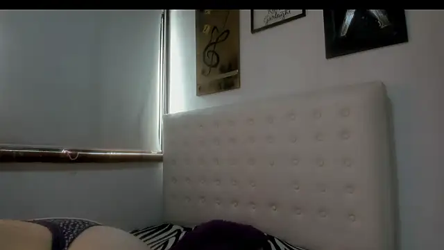 Roxannelorence  online show from October 20, 2025, 4:40 pm