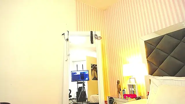 ViictoriaJones  online show from November 26, 2025, 2:06 pm