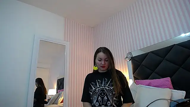 ViictoriaJones  online show from October 1, 2025, 12:31 pm