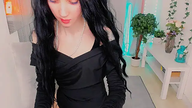 HollyVex online show from November 19, 2025, 3:56 pm