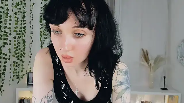 HollyVex online show from November 23, 2025, 3:55 pm